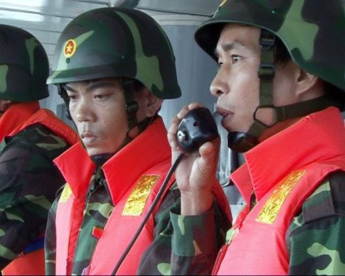 Thượng úy Phạm Duy Hiếu, Thuyền trưởng cùng Trung úy Phạm Văn Chung, Chính trị viên Tàu 51-11-86 nhanh chóng hội ý xử trí tình huống đánh trả máy bay địch