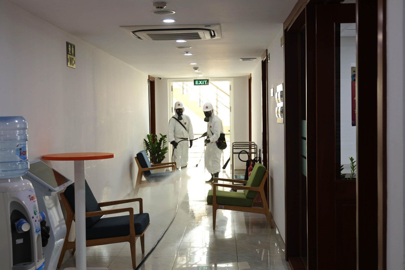 Các chiến sĩ thuộc Binh chủng hóa học trang bị đồ bảo hộ để phun khử khuẩn các tầng của tòa nhà. Các chiến sĩ thuộc Binh chủng hóa học trang bị đồ bảo hộ để phun khử khuẩn các tầng của tòa nhà.