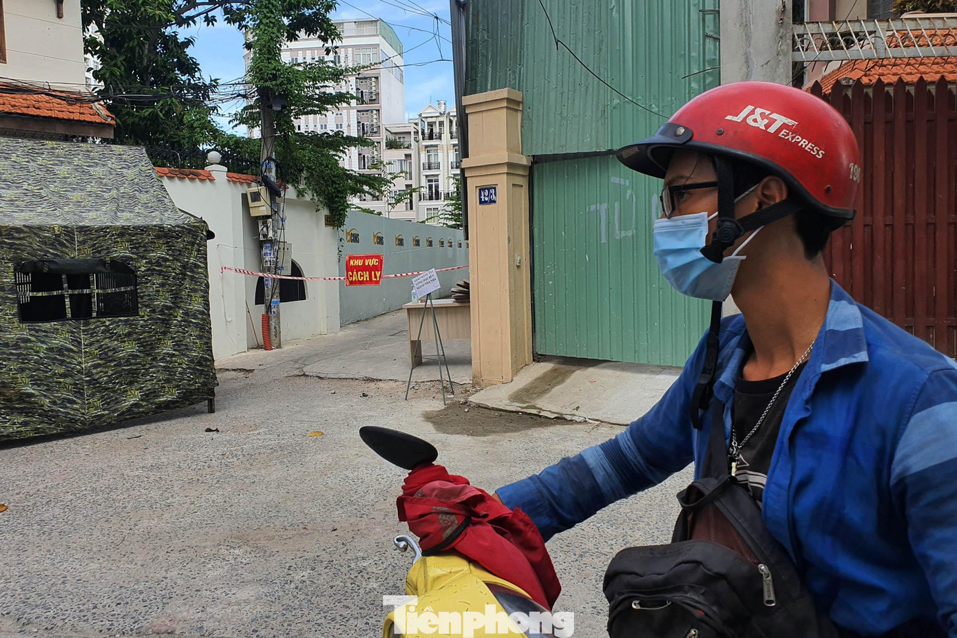 Phía trước tòa nhà bị phong tỏa. Phía trước tòa nhà bị phong tỏa.