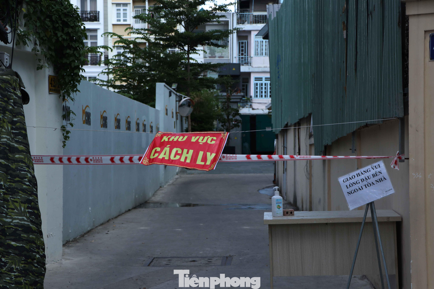 Con đường vào tòa nhà bị phong tỏa. Con đường vào tòa nhà bị phong tỏa.