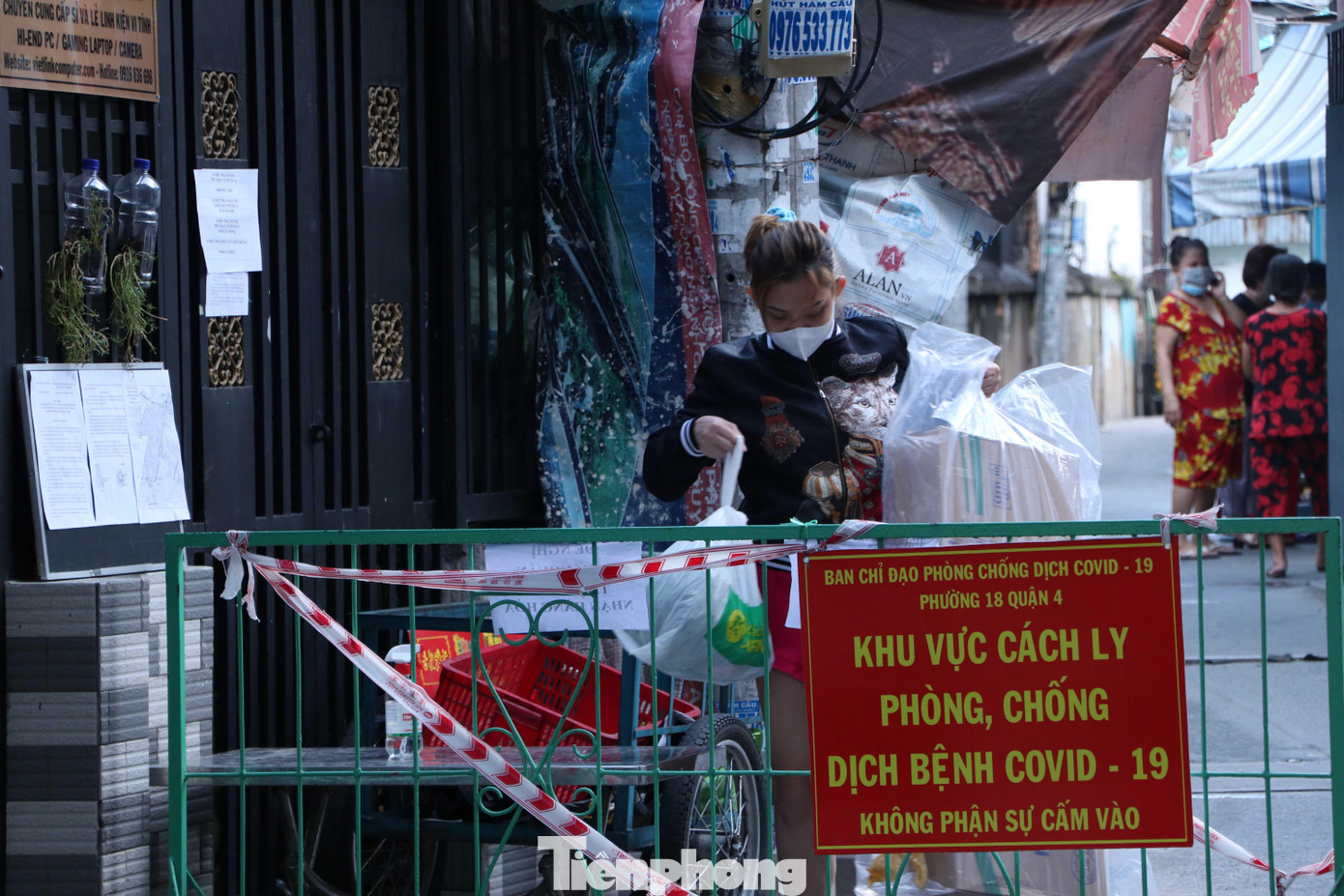 Chính quyền quận 4 đã tiến hành cấp phát hóa chất Cloramin B cho các hộ dân trong khu phong toả, hướng dẫn vệ sinh khử khuẩn nhà ở, tự theo dõi sức khoẻ và báo cáo cho Trạm Y tế khi có bất kỳ triệu chứng sốt, ho, khó thở, giảm vị giác. Chính quyền quận 4 đã tiến hành cấp phát hóa chất Cloramin B cho các hộ dân trong khu phong toả, hướng dẫn vệ sinh khử khuẩn nhà ở, tự theo dõi sức khoẻ và báo cáo cho Trạm Y tế khi có bất kỳ triệu chứng sốt, ho, khó thở, giảm vị giác.