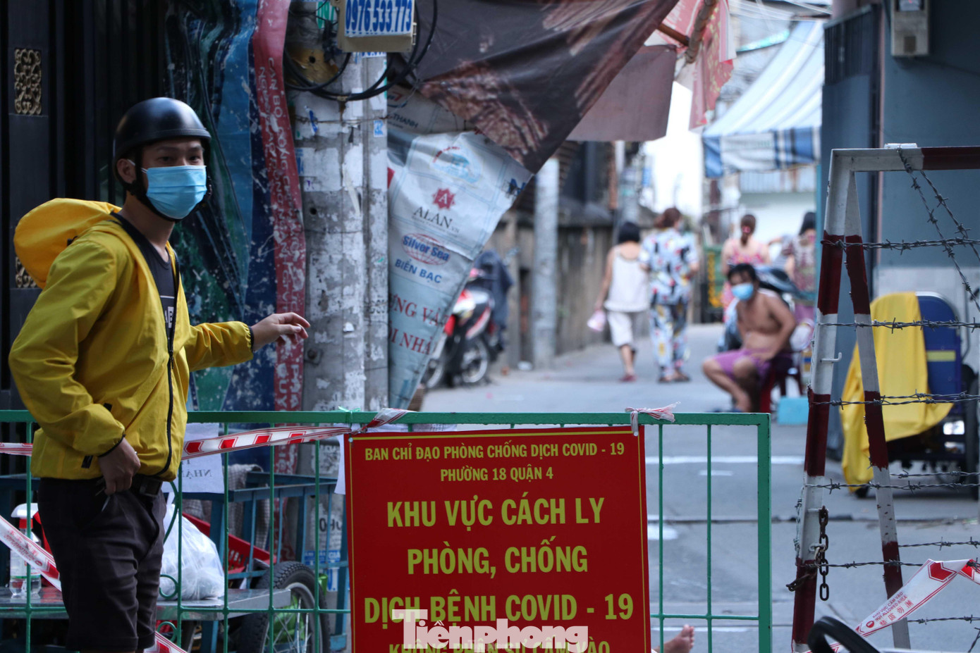 Ngành y tế đã lấy mẫu đơn cho 105 người liên quan 21 mẫu dương tính và yêu cầu thực hiện nghiêm các biện pháp phòng chống dịch, không tiếp xúc với người xung quanh trong khi chờ kết quả xét nghiệm. Ngành y tế đã lấy mẫu đơn cho 105 người liên quan 21 mẫu dương tính và yêu cầu thực hiện nghiêm các biện pháp phòng chống dịch, không tiếp xúc với người xung quanh trong khi chờ kết quả xét nghiệm.