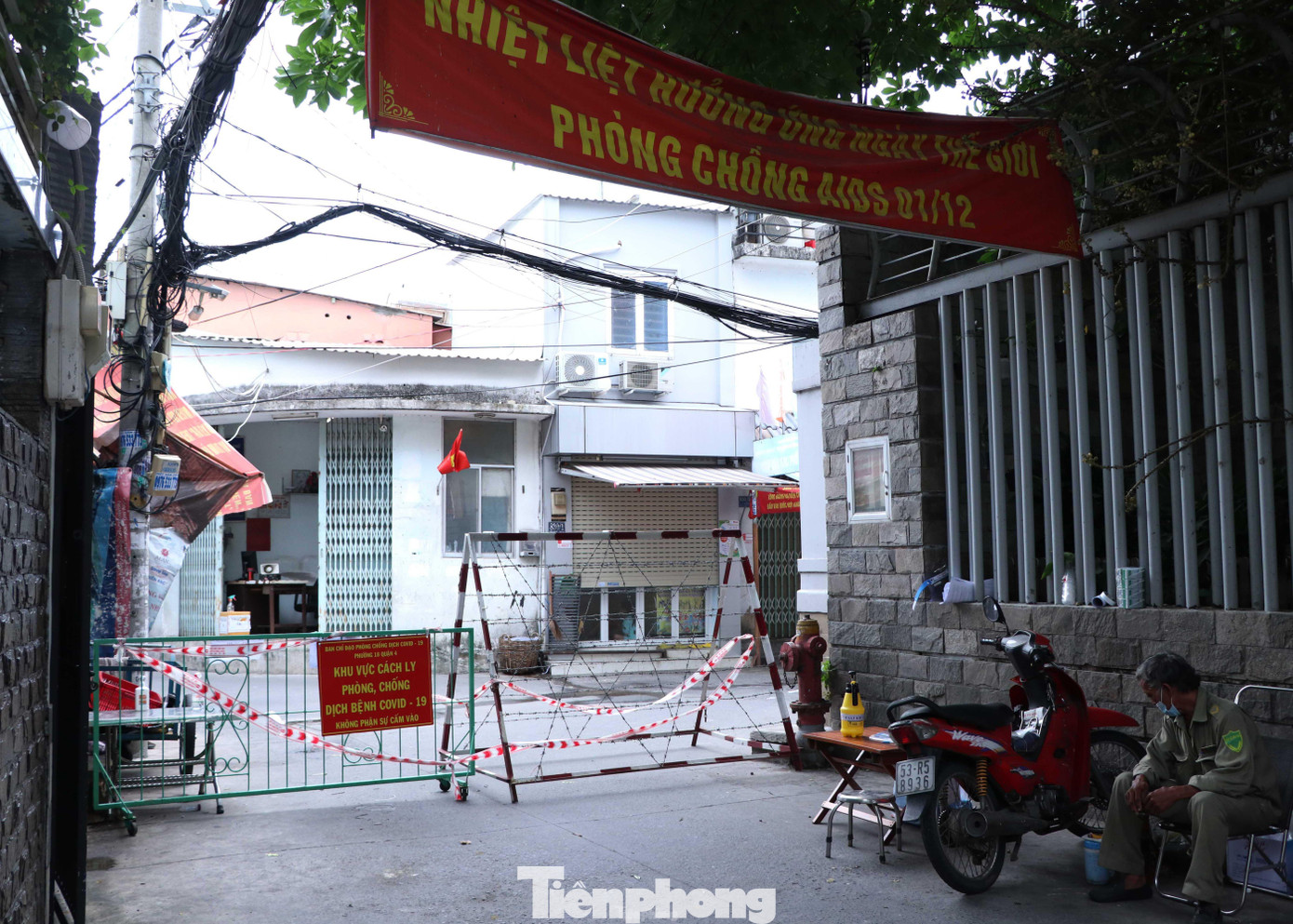 Đến sáng 23/6, kết quả xét nghiệm ghi nhận có 21 mẫu gộp dương tính với SARS-CoV-2, nên các lực lượng chức năng P.16, Q.4 đã tiến hành khoanh vùng, phong tỏa cách ly tạm thời các khu vực xung quanh hẻm 830, 900 Đoàn Văn Bơ và hẻm 76 Tôn Thất Thuyết. Đến sáng 23/6, kết quả xét nghiệm ghi nhận có 21 mẫu gộp dương tính với SARS-CoV-2, nên các lực lượng chức năng P.16, Q.4 đã tiến hành khoanh vùng, phong tỏa cách ly tạm thời các khu vực xung quanh hẻm 830, 900 Đoàn Văn Bơ và hẻm 76 Tôn Thất Thuyết.