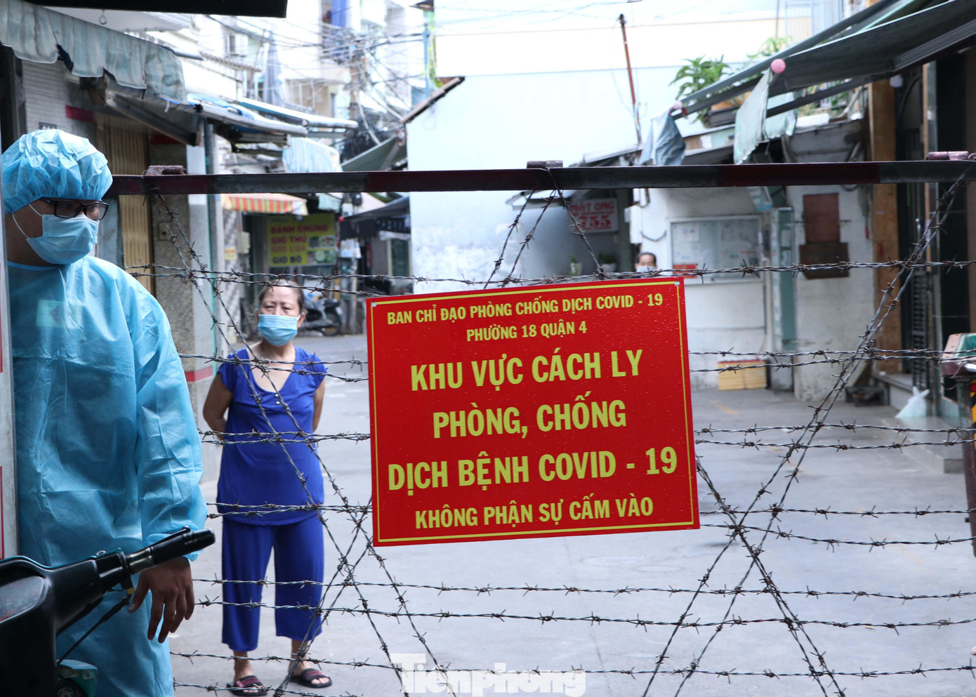 Đồng thời, cơ quan chức năng đã tiến hành phun vệ sinh khử khuẩn, hướng dẫn cho các hộ dân trong khu vực phong toả thực hiện cách ly, đeo khẩu trang và khử khuẩn tay thường xuyên, giữ khoảng cách với mọi người xung quanh. Đồng thời, cơ quan chức năng đã tiến hành phun vệ sinh khử khuẩn, hướng dẫn cho các hộ dân trong khu vực phong toả thực hiện cách ly, đeo khẩu trang và khử khuẩn tay thường xuyên, giữ khoảng cách với mọi người xung quanh.