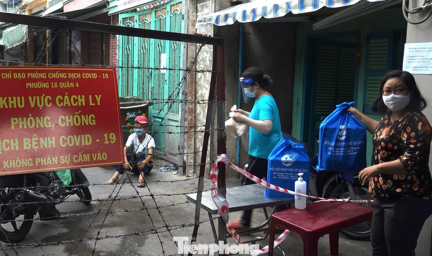 Do hai khu vực này là hẻm liên thông, nhận định tình hình dịch bệnh có chiều hướng lây lan trong cộng đồng, UBND quận 4 đã chỉ đạo ngành Y tế khẩn trương thực hiện lấy mẫu diện rộng khu vực xung quanh 2 hẻm nêu trên. Do hai khu vực này là hẻm liên thông, nhận định tình hình dịch bệnh có chiều hướng lây lan trong cộng đồng, UBND quận 4 đã chỉ đạo ngành Y tế khẩn trương thực hiện lấy mẫu diện rộng khu vực xung quanh 2 hẻm nêu trên.