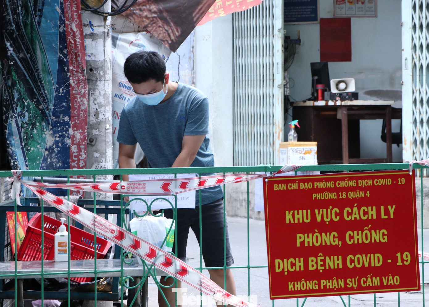 Đồng thời, tiến hành điều tra dịch tễ, lập danh sách tiếp xúc và tiến hành xác minh, thực hiện lấy mẫu các trường hợp F1 và đưa đi cách ly tập trung. Lấy mẫu các F2, ra quyết định cách ly tại nhà. Đồng thời, tiến hành điều tra dịch tễ, lập danh sách tiếp xúc và tiến hành xác minh, thực hiện lấy mẫu các trường hợp F1 và đưa đi cách ly tập trung. Lấy mẫu các F2, ra quyết định cách ly tại nhà.