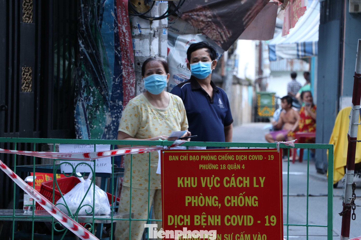 Theo đó, ngày 21/6, cơ quan chức năng phát hiện 3 ca nghi mắc COVID-19 trên địa bàn quận 4 cư ngụ tại hẻm 830 đường Đoàn văn Bơ và hẻm 76 Tôn Thất Thuyết thuộc phường 16, quận 4, TPHCM. Theo đó, ngày 21/6, cơ quan chức năng phát hiện 3 ca nghi mắc COVID-19 trên địa bàn quận 4 cư ngụ tại hẻm 830 đường Đoàn văn Bơ và hẻm 76 Tôn Thất Thuyết thuộc phường 16, quận 4, TPHCM.