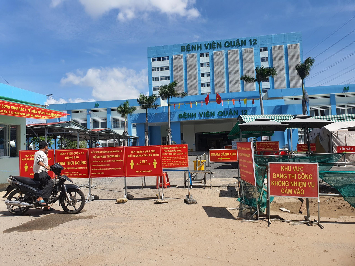 Tình trạng lây nhiễm COVID-19 trong cộng đồng ở TPHCM đang phức tạp.