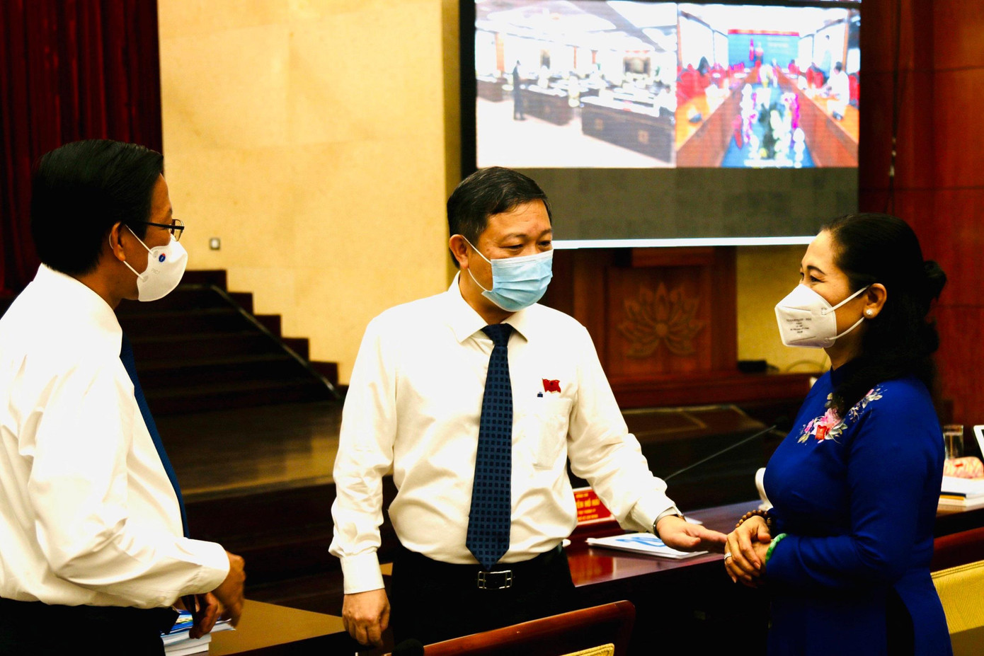 Bà Lệ trao đổi cùng các đại biểu sáng 24/6. Ảnh: TTBC. Bà Lệ trao đổi cùng các đại biểu sáng 24/6. Ảnh: TTBC.