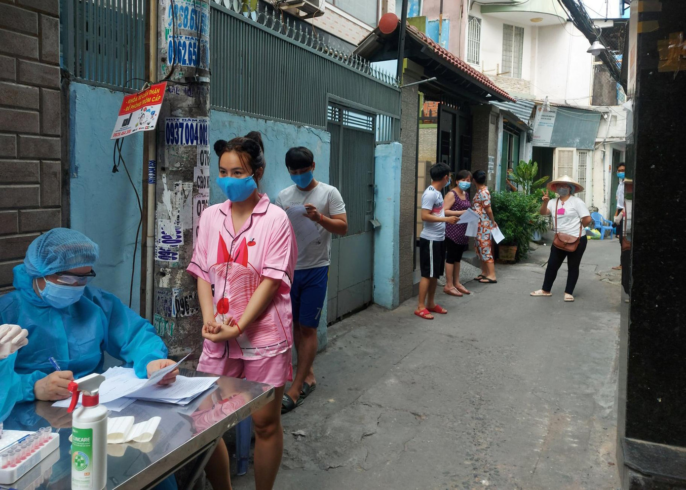 Ngay khi nhận được thông tin, Trung tâm Y tế quận 3 cùng với các lực lượng chức năng của địa phương đã xuống hiện trường, phong tỏa cả 2 ngã đường ra vào con hẻm 436 Trần Văn Đang, tiến hành điều tra truy vết và lấy mẫu xét nghiệm các trường hợp tiếp xúc.