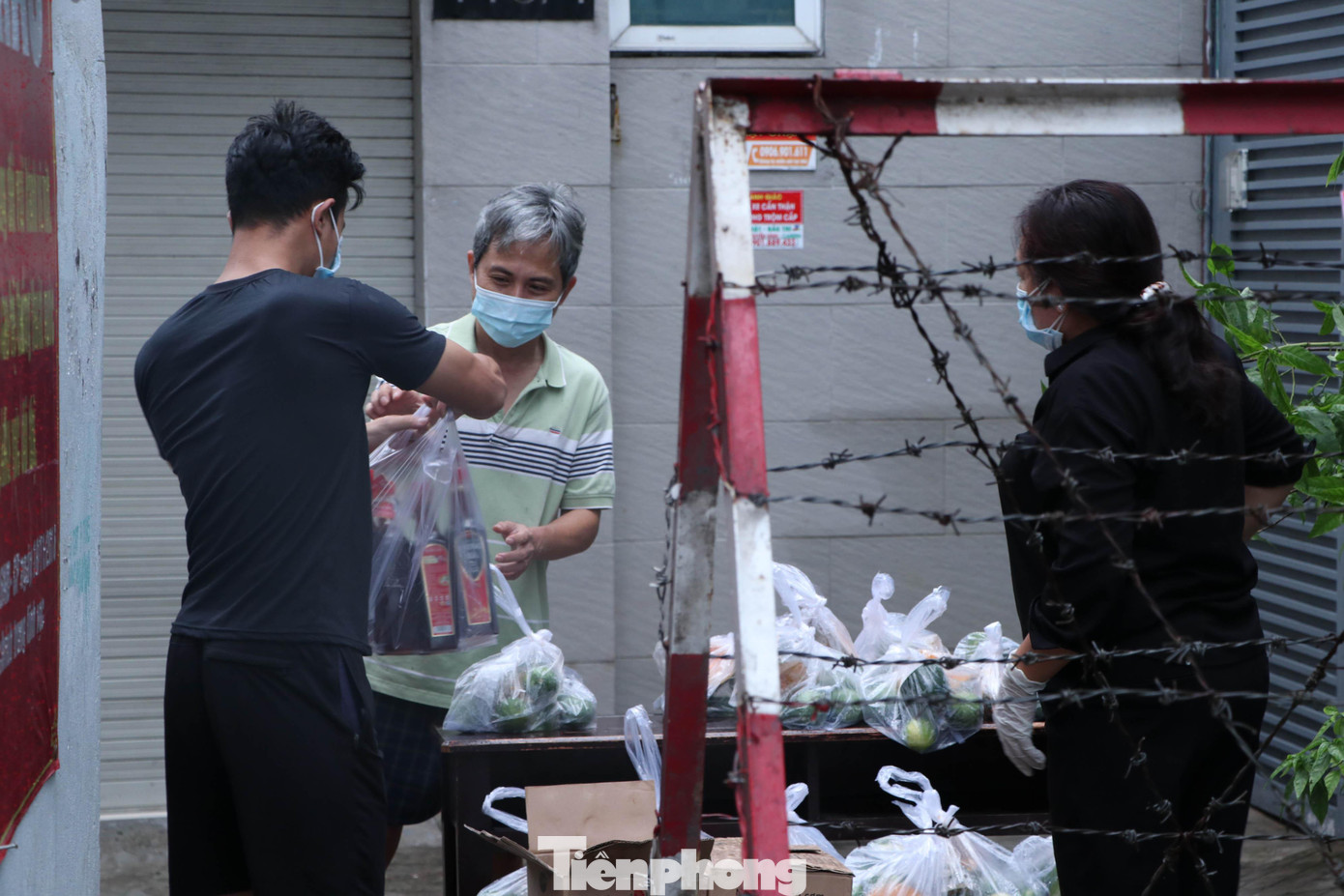 UBND Phường và các đoàn thể sẽ tiếp tục kêu gọi, vận động các nhà hảo tâm hỗ trợ về lương thực, thực phẩm và nhu yếu phẩm cho bà con trong khu cách ly, góp phần chia sẻ khó khăn với bà con, động viên bà con quyết tâm cùng nhau vượt qua dịch bệnh. UBND Phường và các đoàn thể sẽ tiếp tục kêu gọi, vận động các nhà hảo tâm hỗ trợ về lương thực, thực phẩm và nhu yếu phẩm cho bà con trong khu cách ly, góp phần chia sẻ khó khăn với bà con, động viên bà con quyết tâm cùng nhau vượt qua dịch bệnh.