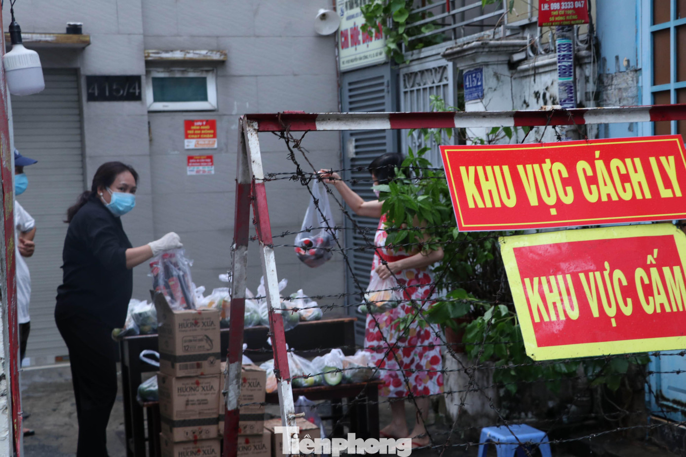 "Chúng tôi đã thành lập các nhóm chat trên zalo để khi người dân cần nhu yếu phẩm gì sẽ nhắn trên đó. Phường sẽ cố gắng vận động các mạnh thường quân để có đủ thực phẩm, nhu yếu phẩm gửi đến bà con đang phải cách ly chống dịch", bà Loan nói. "Chúng tôi đã thành lập các nhóm chat trên zalo để khi người dân cần nhu yếu phẩm gì sẽ nhắn trên đó. Phường sẽ cố gắng vận động các mạnh thường quân để có đủ thực phẩm, nhu yếu phẩm gửi đến bà con đang phải cách ly chống dịch", bà Loan nói.