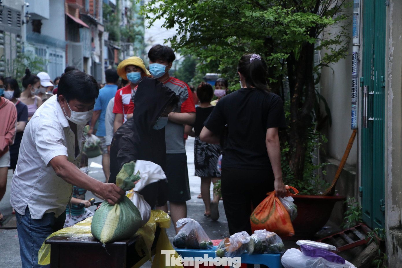 Theo bà Loan, tùy vào tình hình số lượng hộ dân bị cách ly để phòng chống COVID-19, phường sẽ kêu gọi số lượng quà phù hợp cho bà con, số lượng còn lại các mạnh thường quân có thể hỗ trợ cho những khu vực khác. Theo bà Loan, tùy vào tình hình số lượng hộ dân bị cách ly để phòng chống COVID-19, phường sẽ kêu gọi số lượng quà phù hợp cho bà con, số lượng còn lại các mạnh thường quân có thể hỗ trợ cho những khu vực khác.