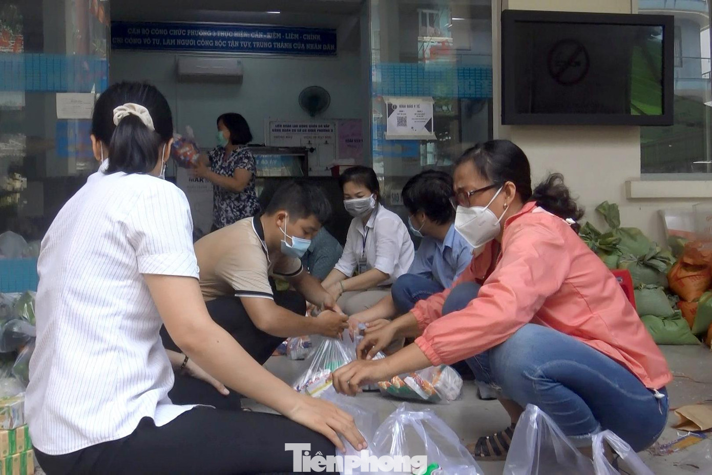 Thấu hiểu những khó khăn của người dân trong các khu phong tỏa, những ngày qua đã có rất nhiều nhà hảo tâm đem nhu yếu phẩm, thực phẩm đến chính quyền các địa phương gửi gắm để chuyển vào cho bà con. Thấu hiểu những khó khăn của người dân trong các khu phong tỏa, những ngày qua đã có rất nhiều nhà hảo tâm đem nhu yếu phẩm, thực phẩm đến chính quyền các địa phương gửi gắm để chuyển vào cho bà con.