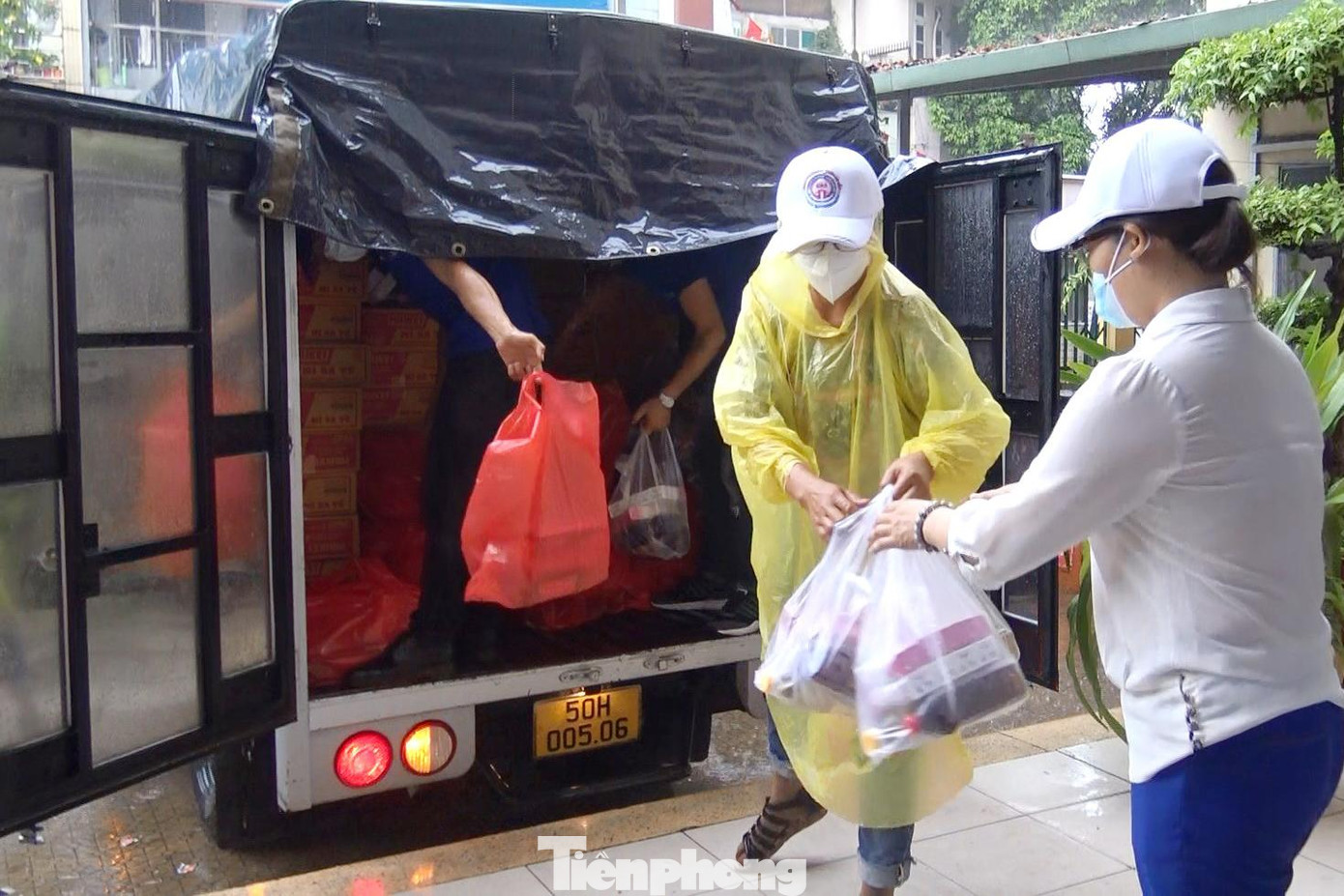 Mỗi khi có nhà hảo tâm gửi nhu yếu phẩm như gạo, mì gói, bánh trái, nước mắm… đến thì các đoàn thể của phường lại tất bật phân chia để đảm bảo cung cấp đủ cho bà con. Mỗi khi có nhà hảo tâm gửi nhu yếu phẩm như gạo, mì gói, bánh trái, nước mắm… đến thì các đoàn thể của phường lại tất bật phân chia để đảm bảo cung cấp đủ cho bà con.