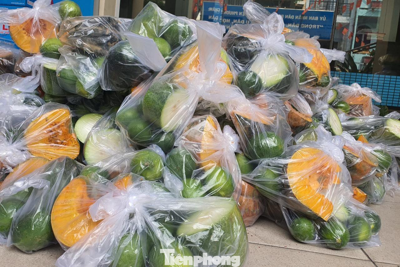 Tại UBND phường 3, quận Gò Vấp, cả chục cán bộ nhân viên phường, Hội phụ nữ, đoàn thanh niên… cũng ngày đêm cấp tập phân chia nhu yếu phẩm, thực phẩm để gửi đến bà con trong khu cách ly. Tại UBND phường 3, quận Gò Vấp, cả chục cán bộ nhân viên phường, Hội phụ nữ, đoàn thanh niên… cũng ngày đêm cấp tập phân chia nhu yếu phẩm, thực phẩm để gửi đến bà con trong khu cách ly.