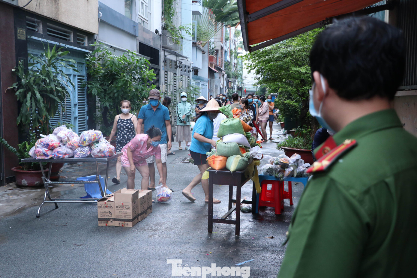 Với sự nỗ lực của các đoàn thể, sự giúp sức của các nhà hảo tâm, người dân trong tâm dịch ở Gò Vấp có thể vững tâm để vượt qua giai đoạn khó khăn. Với sự nỗ lực của các đoàn thể, sự giúp sức của các nhà hảo tâm, người dân trong tâm dịch ở Gò Vấp có thể vững tâm để vượt qua giai đoạn khó khăn.