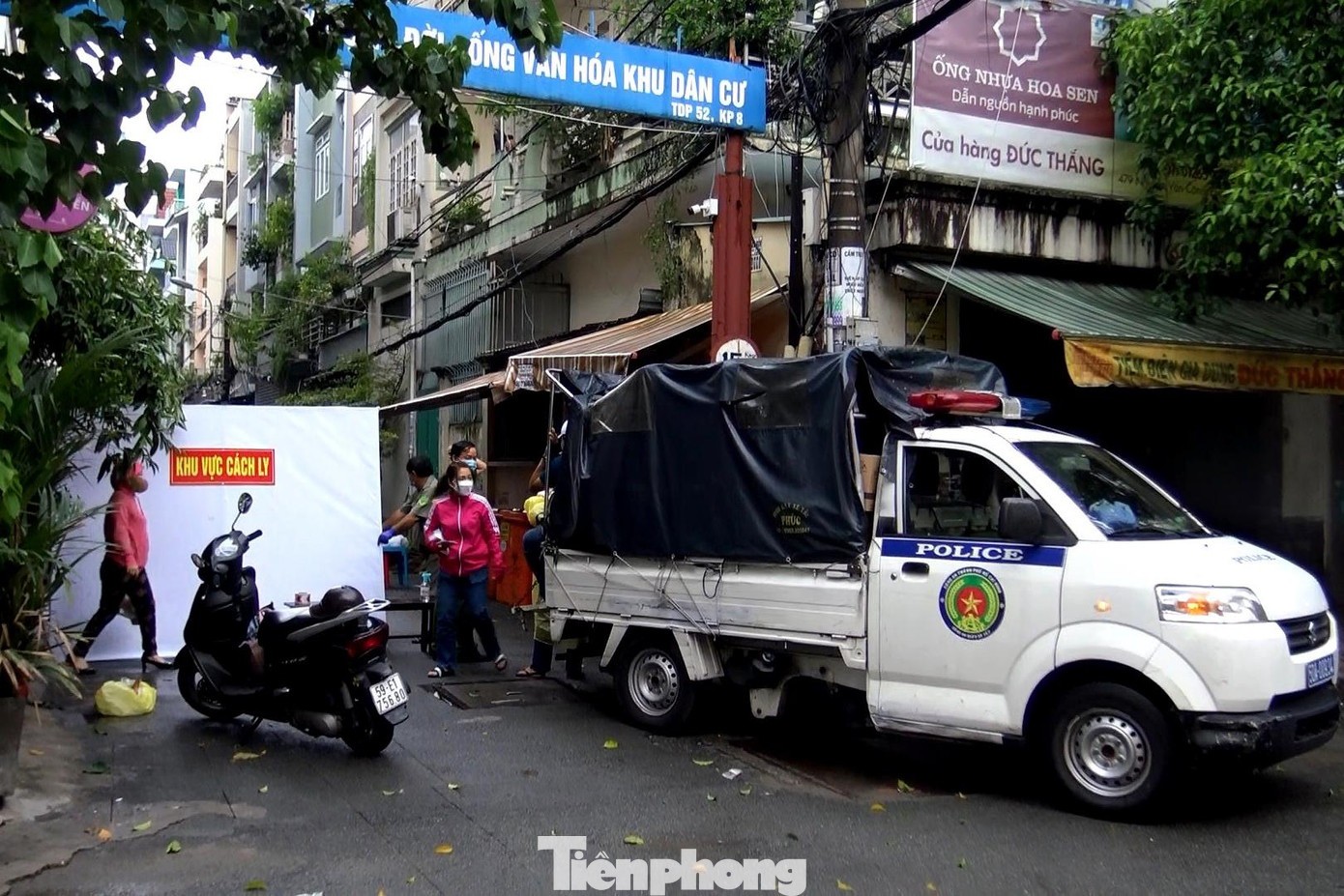 Bà Nguyễn Thị Kim Loan, Chủ tịch Hội Liên hiệp phụ nữ phường 3, quận Gò Vấp cho biết, đến ngày 2/6, trên địa bàn phường có 15 tuyến hẻm với khoảng 218 hộ dân bị phong tỏa, cách ly phòng chống COVID-19. Bà Nguyễn Thị Kim Loan, Chủ tịch Hội Liên hiệp phụ nữ phường 3, quận Gò Vấp cho biết, đến ngày 2/6, trên địa bàn phường có 15 tuyến hẻm với khoảng 218 hộ dân bị phong tỏa, cách ly phòng chống COVID-19.