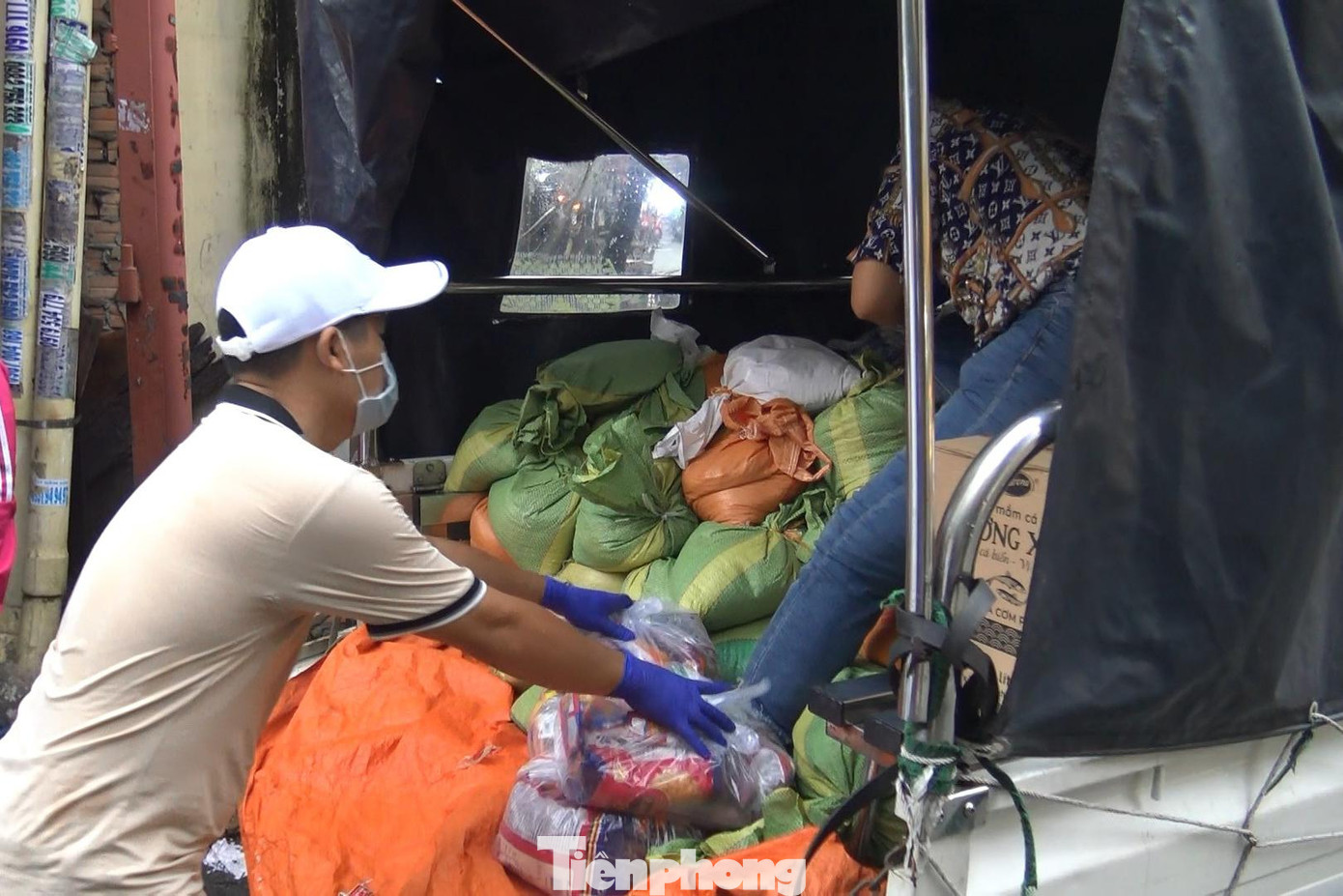 Để giúp người dân vượt qua giai đoạn khó khăn do bị cách ly, Đảng ủy, UBND phường và các đoàn thể đã kêu gọi các mạnh thường quân hỗ trợ nhu yếu phẩm, thực phẩm cho người dân. Trung bình mỗi ngày khoảng 218 đến 220 phần quà tặng cho các hộ dân đang cách ly. Để giúp người dân vượt qua giai đoạn khó khăn do bị cách ly, Đảng ủy, UBND phường và các đoàn thể đã kêu gọi các mạnh thường quân hỗ trợ nhu yếu phẩm, thực phẩm cho người dân. Trung bình mỗi ngày khoảng 218 đến 220 phần quà tặng cho các hộ dân đang cách ly.