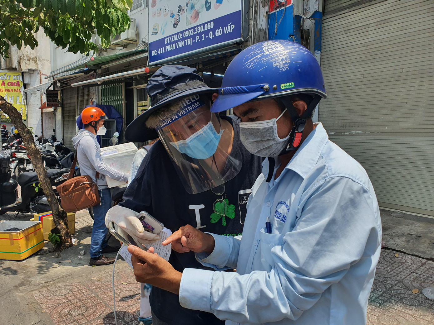 Lực lượng tình nguyện viên tại các chốt cũng nhiệt tình hướng dẫn người dân khai báo y tế trên điện thoại thông minh. Lực lượng tình nguyện viên tại các chốt cũng nhiệt tình hướng dẫn người dân khai báo y tế trên điện thoại thông minh.