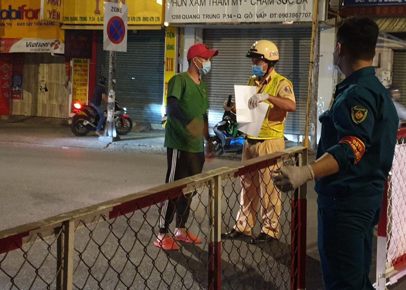 Sau khi quận Gò Vấp và các cơ quan chức năng họp bàn, lên phương án cụ thể, việc tái lập 10 chốt kiểm soát được thực hiện từ 21h đêm cùng ngày. Tuy nhiên, vẫn còn nhiều người dân bỡ ngỡ, bối rối khi chưa nắm được thời gian cũng như điều kiện được qua chốt.