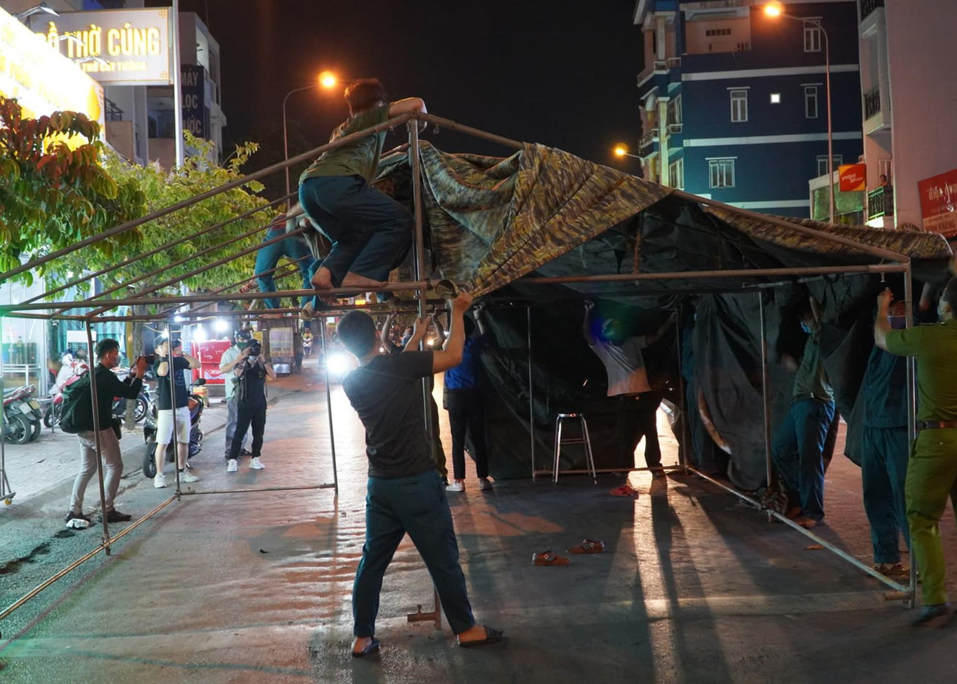 Ở các tuyến đường lớn, huyết mạch, lực lượng Quân đội dựng lều dã chiến ngay trên đường để các lực lượng làm nhiệm vụ.