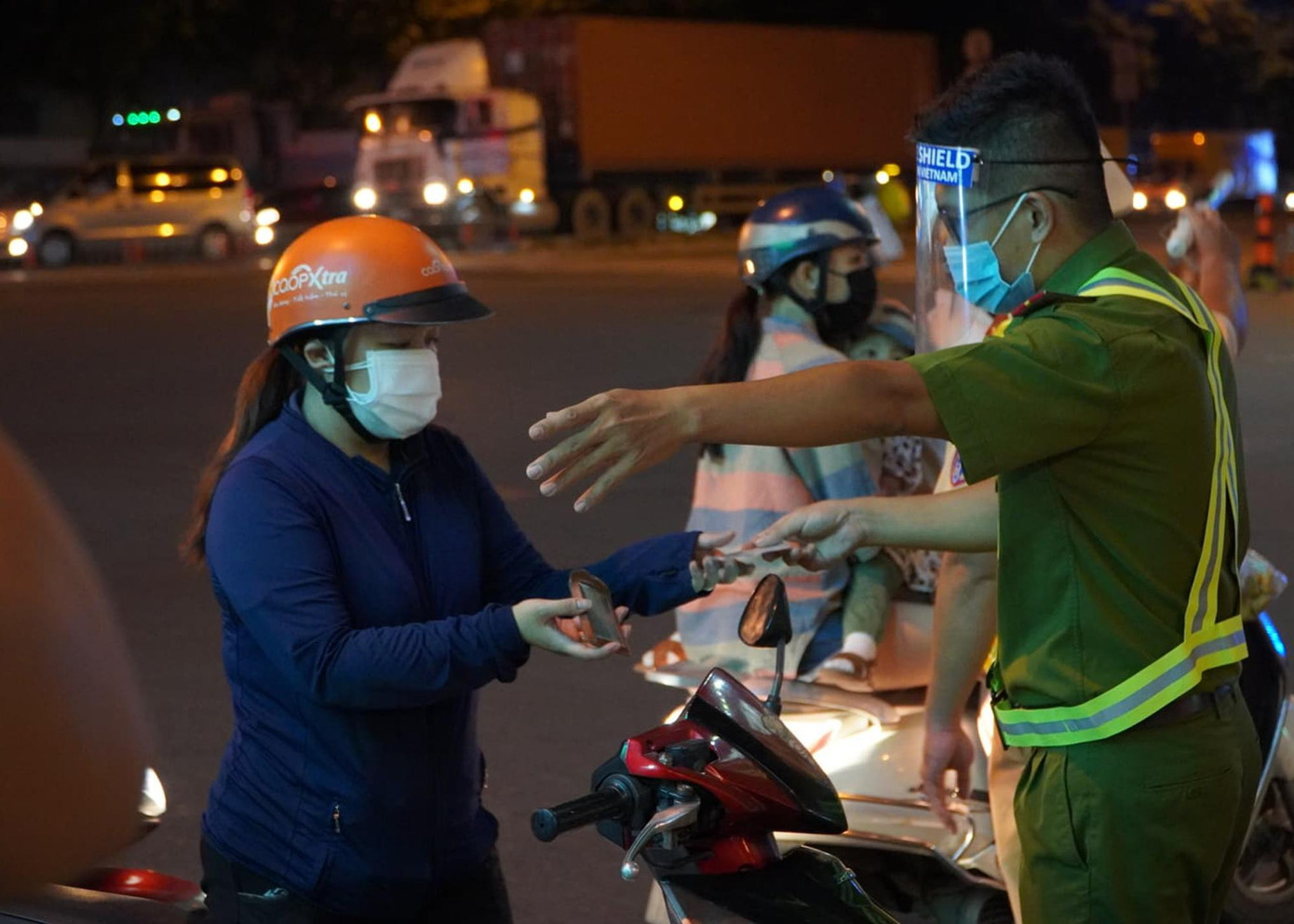 Trong khi đó, những người xuất trình được giấy tờ tùy thân chứng minh là người dân Gò Vấp sẽ được lực lượng chức năng cho qua chốt.