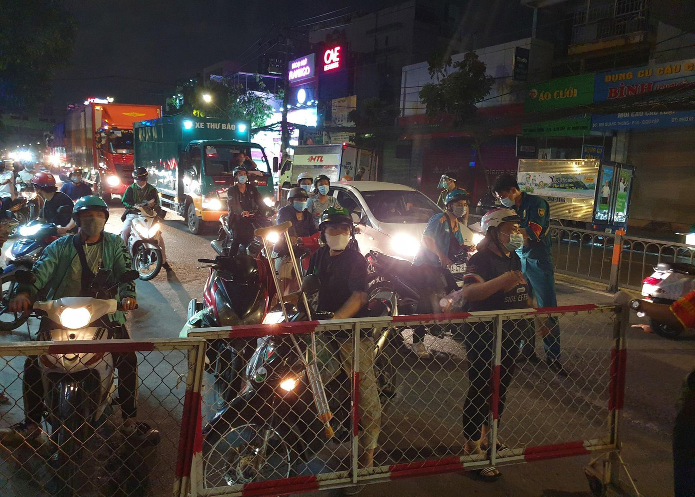 Ghi nhận từ khoảng 21h tối 31/5, lực lượng chức năng bắt đầu triển khai tái lập các chốt kiểm soát ở 10 tuyến đường cửa ngõ quận Gò Vấp.