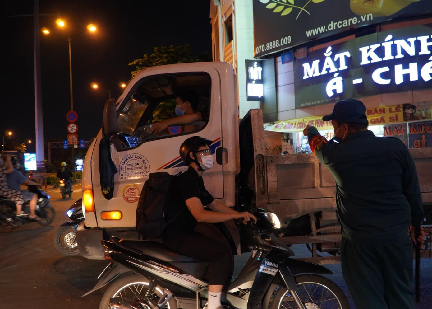 Những người không phải công dân cư ngụ trên địa bàn quận Gò Vấp được lực lượng chức năng hướng dãn đi đường khác để tránh khu vực giãn cách.