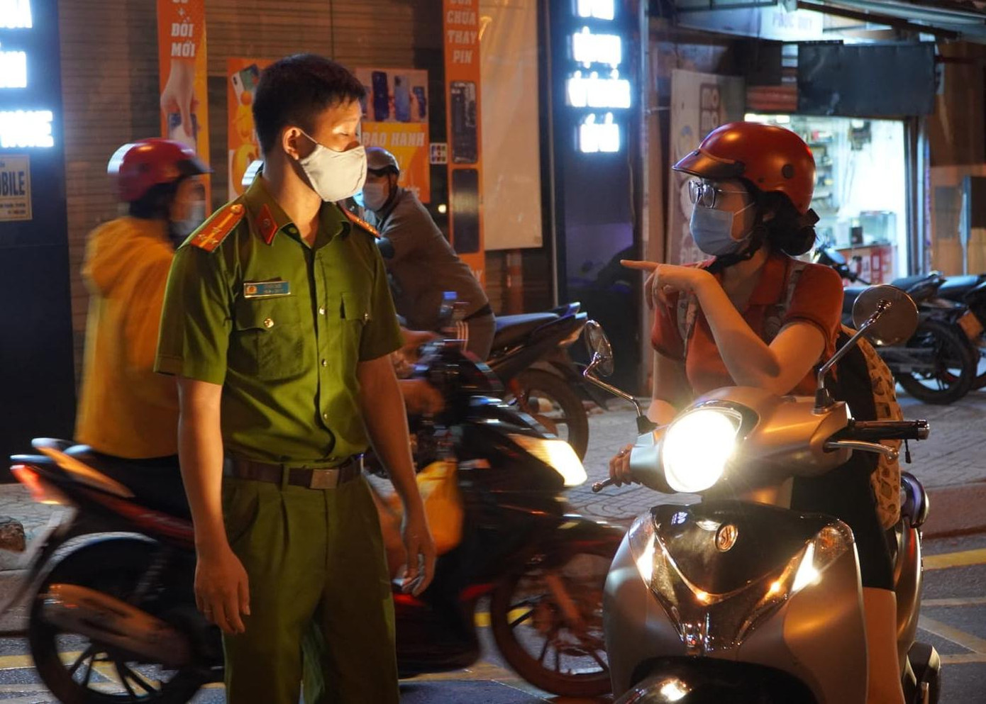 Trước đó, rạng sáng 31.5, quận Gò Vấp cũng đã triển khai thiết lập 10 chốt kiểm soát ở cửa ngõ nhưng do chưa có hướng dẫn cụ thể nên việc thực thi Chỉ thị 16 còn khó khăn. Cả người dân và lực lượng chức năng đều bỡ ngỡ khiến địa phương này phải tạm gỡ các chốt kiểm soát vào trưa cùng ngày.