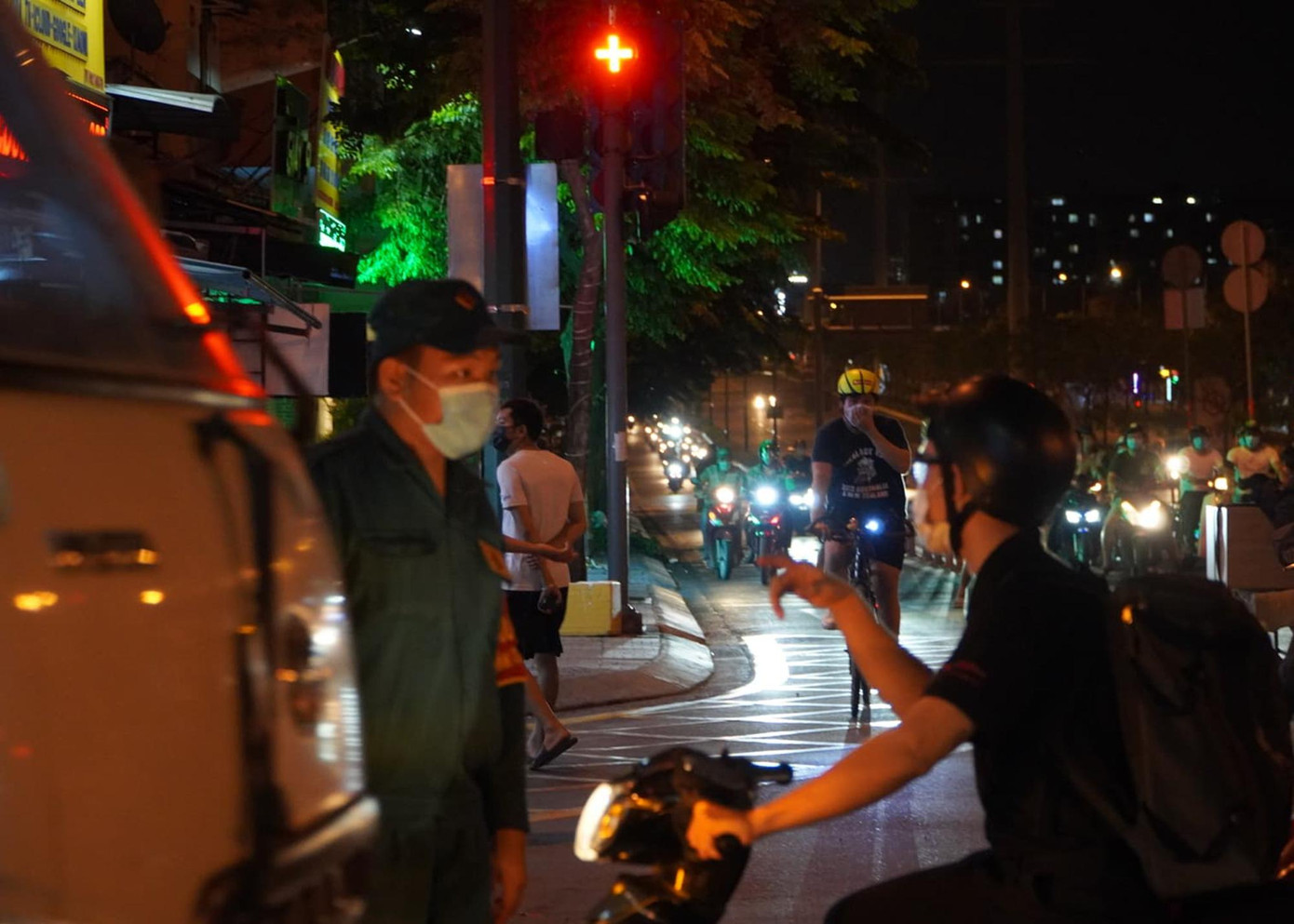 Nhiều người dân đi làm về khuya bị chặn lại trước các chốt kiểm soát tỏ ra bối rối khi không biết về nhà bằng cách nào.