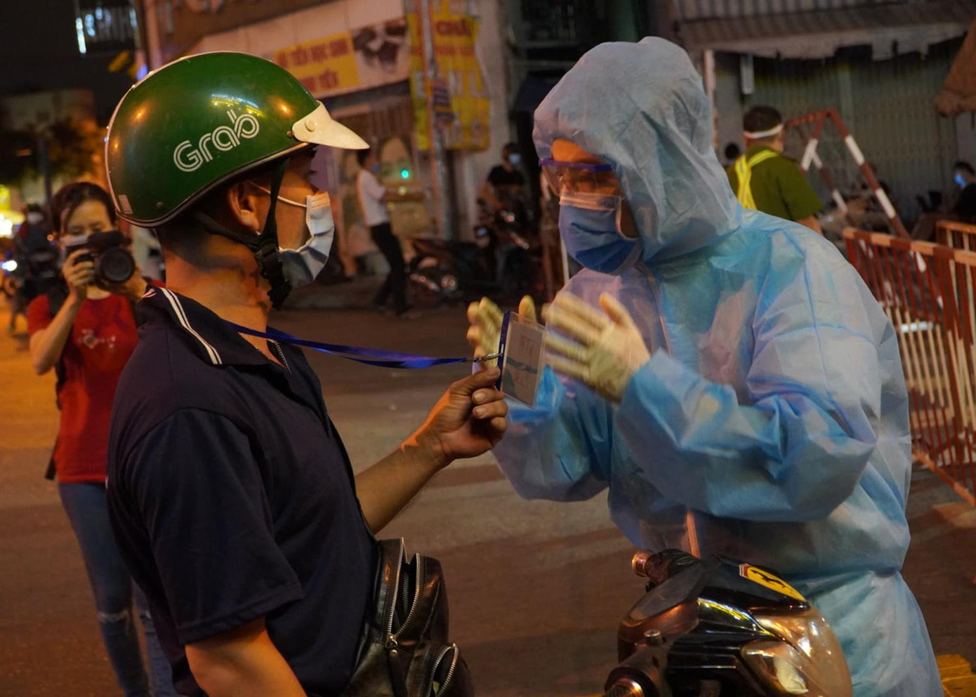 Các trường hợp được lưu thông qua chốt kiểm soát là lực lượng làm công vụ, nhân viên y tế, các trường hợp cấp thiết theo quy định. Tuy nhiên, tất cả đều phải thực hiện khai báo y tế.