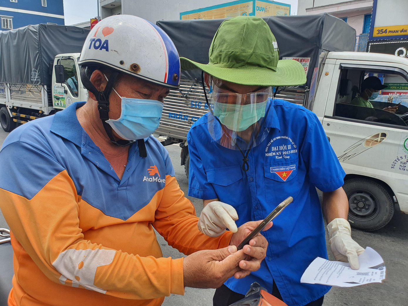 Dù lực lượng chức năng đã tuyên truyền từ tối 2/6, nhưng nhiều người vẫn chưa nắm được thông tin về việc phải khai báo y tế online. Dù lực lượng chức năng đã tuyên truyền từ tối 2/6, nhưng nhiều người vẫn chưa nắm được thông tin về việc phải khai báo y tế online.