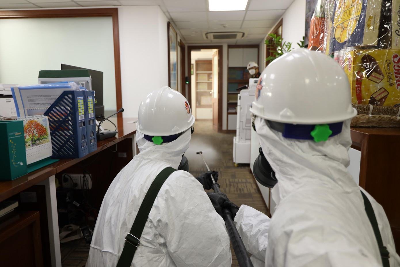 Lữ đoàn 87 binh chủng phòng hóa Bộ Quốc Phòng đã triển khai 2 xe đặc chủng, 19 cán bộ chiến sĩ, hàng chục trang thiết bị chuyên dụng để phun khử khuẩn hơn 5000m2 mặt sàn của Trung tâm báo chí. Lữ đoàn 87 binh chủng phòng hóa Bộ Quốc Phòng đã triển khai 2 xe đặc chủng, 19 cán bộ chiến sĩ, hàng chục trang thiết bị chuyên dụng để phun khử khuẩn hơn 5000m2 mặt sàn của Trung tâm báo chí.