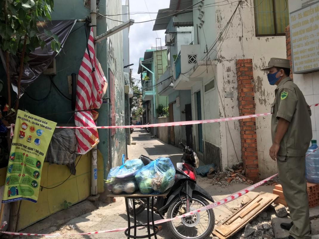 Con hẻm nơi tài xế xe cứu thương ở bị phong tỏa.