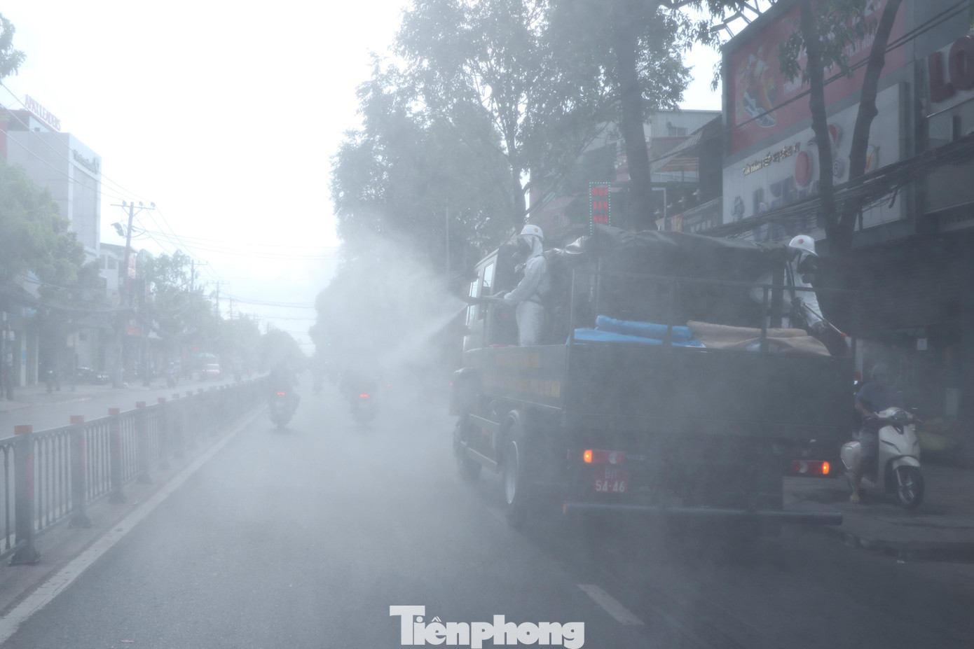 Nhiều người dân quận Gò Vấp khi thấy xe chuyên dụng của Quân đội phun khử khuẩn cho biết họ an tâm hơn.