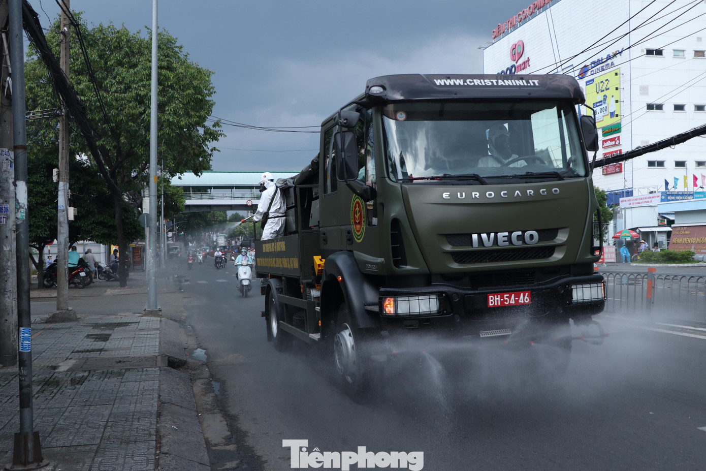 Đường Nguyễn Văn Công (nơi có trụ sở của nhóm truyền giáo Phục Hưng), đường Quang Trung, đường Nguyễn Văn Khối và toàn bộ phường 15 được phun khử khuẩn.