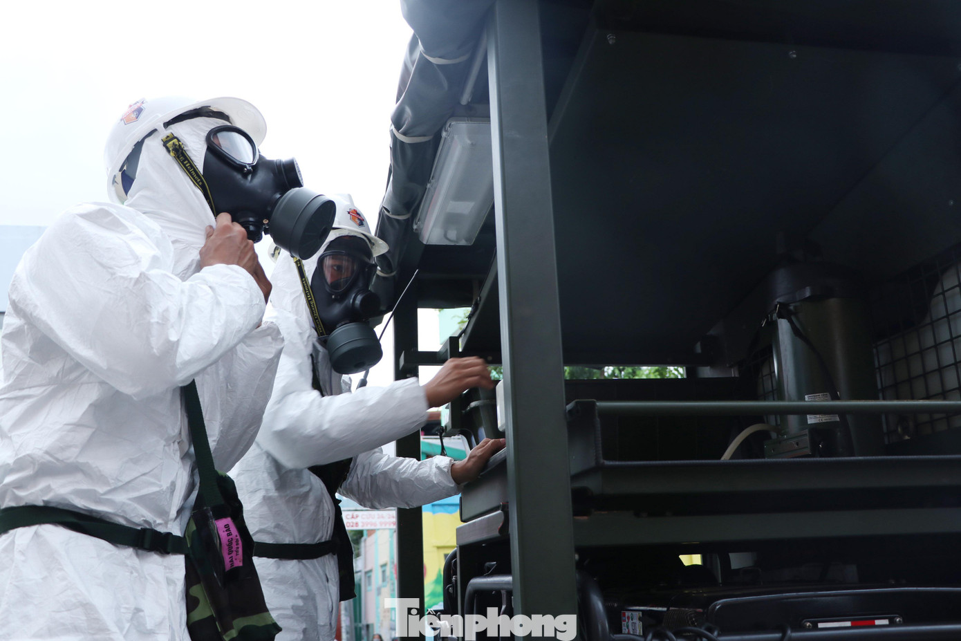 Các chiến sĩ thuộc Binh chủng Hóa học - Bộ Quốc phòng trang bị mặt nạ chống độc để chuẩn bị pha hóa chất, phun khử khuẩn.