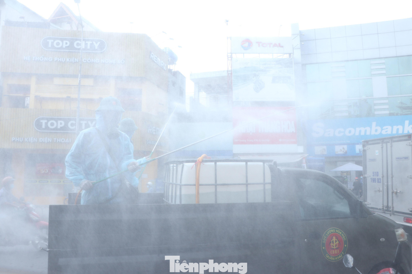 Các đội hình xe chuyên dụng nối đuôi nhau phun khử khuẩn các tuyến đường.