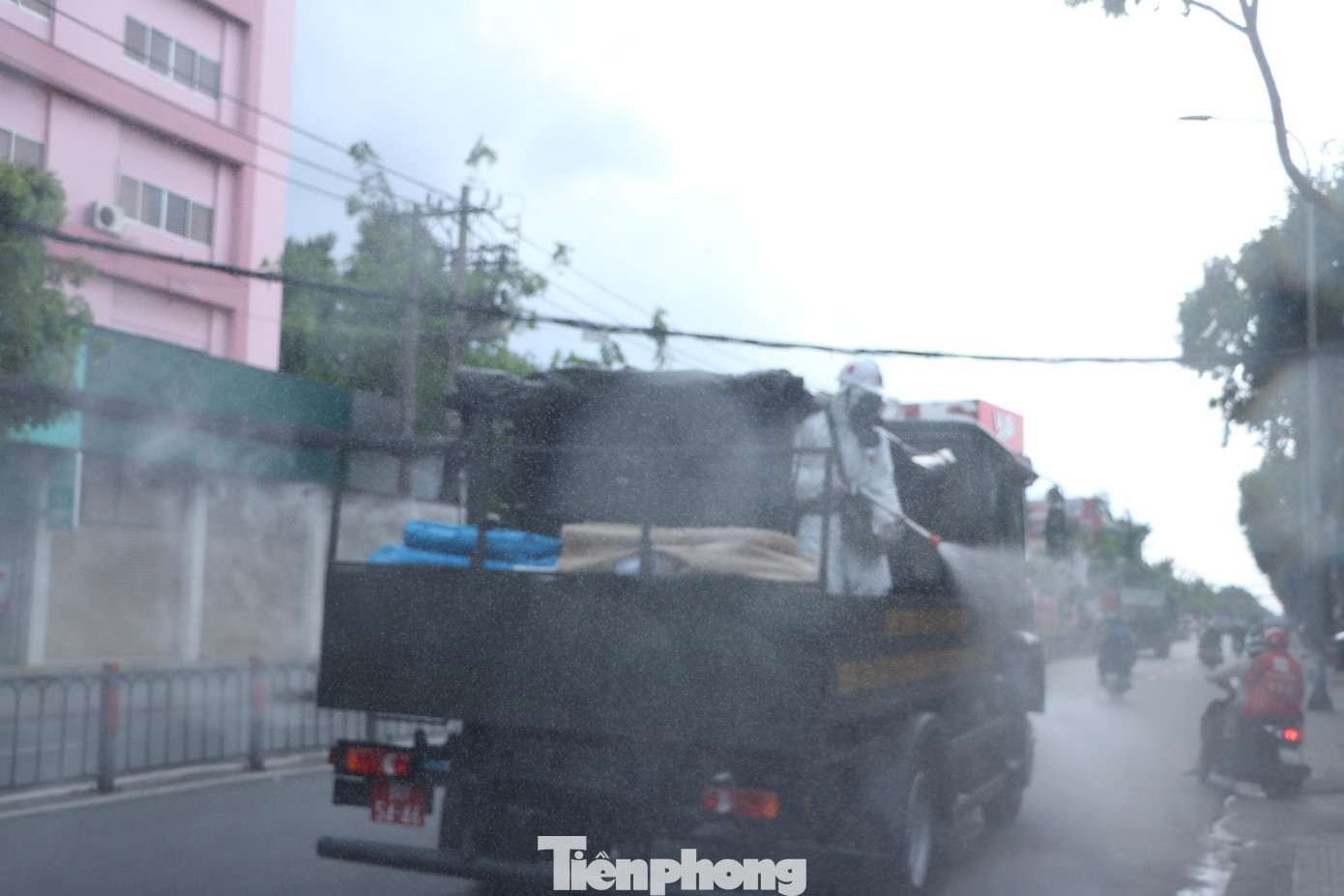 Việc phun khử khuẩn được thực hiện nhằm tiêu độc, khử trùng không khí sau khi dịch COVID-19 bùng phát mạnh ở Gò Vấp thời gian qua. Hiện cơ quan chức năng phải áp dụng biện pháp giãn cách xã hội theo chỉ thị 16 trên địa bàn quận Gò Vấp.