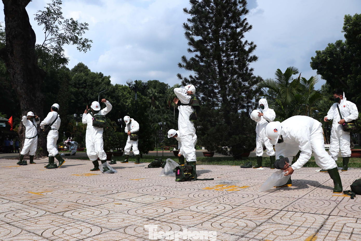 Trước khi thực hiện phun hóa chất, các chiến sĩ được trang bị đồ bảo hộ, họp bàn lên phương án cụ thể từng tuyến đường, khu phố do mỗi đội hình xe phụ trách.
