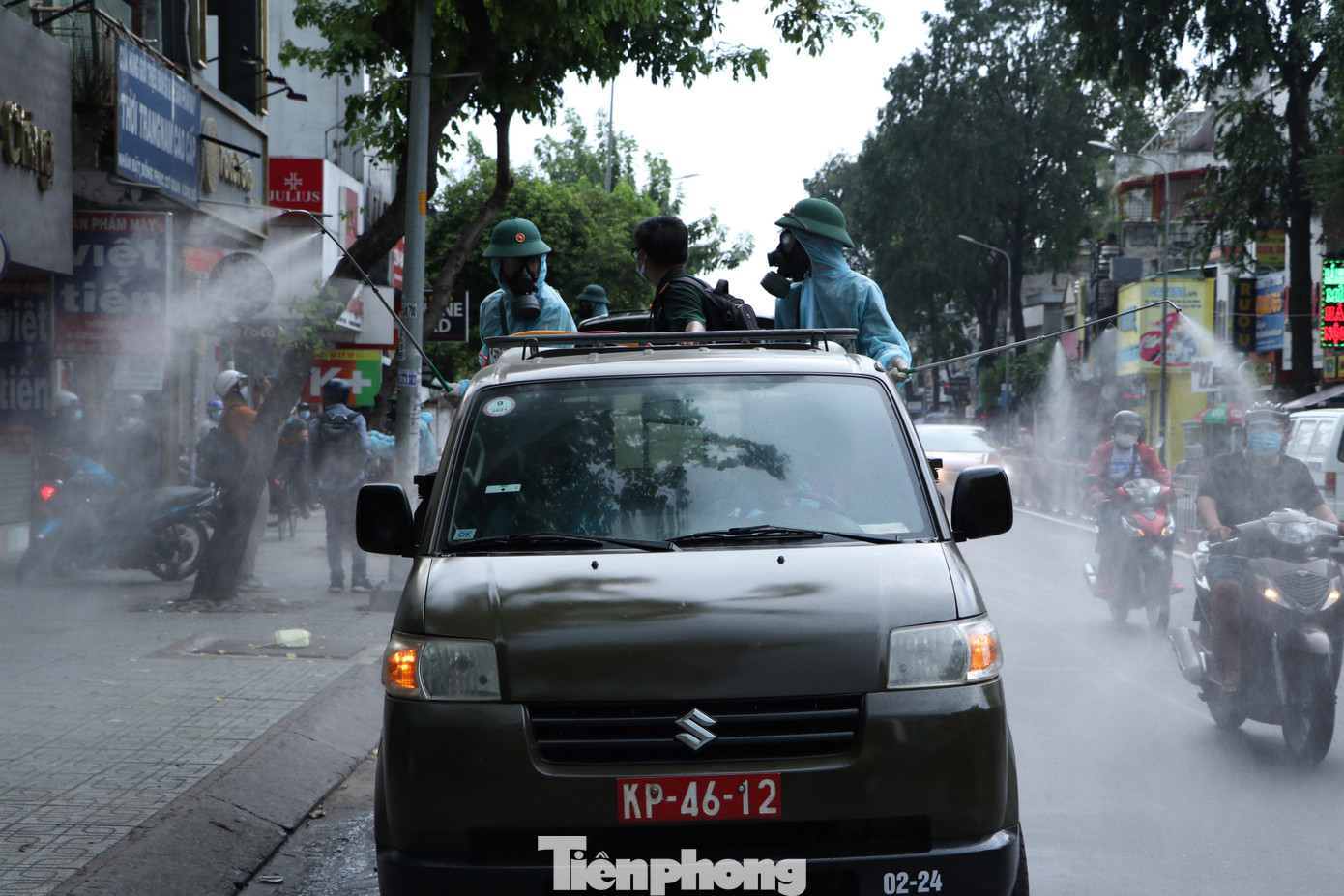 Các xe chuyên dụng với khí tài hiện đại, cùng hàng chục chiến sĩ tiến hành phung khử khuẩn từ khu vực cầu vượt công viên Gia Định qua đường Nguyễn Thái Sơn, Phạm Ngũ Lão,