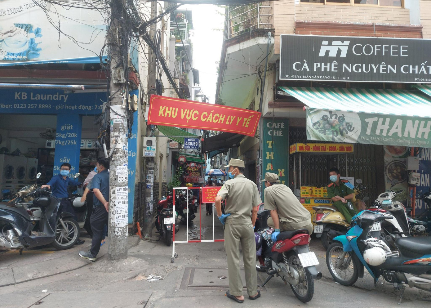 Hiện cơ quan chức năng đã phong tỏa con hẻm, công an, dân phòng được phân công túc trực 24/24h để đảm bảo phòng chống dịch.