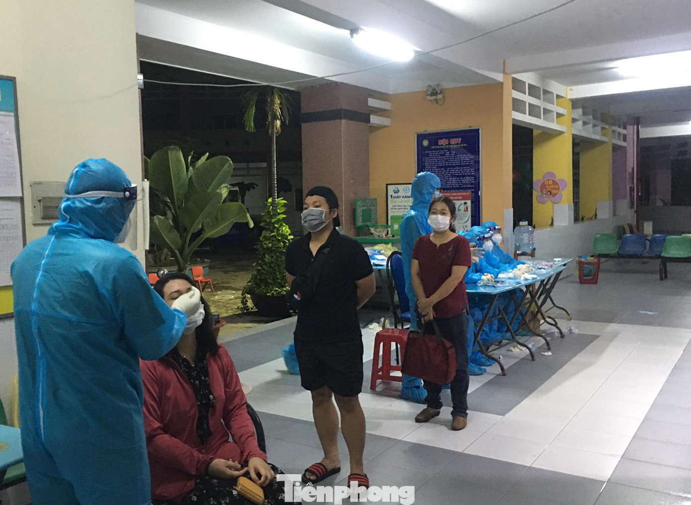 Tại điểm lấy mẫu ở trường mầm non Anh Đào, phường 17, quận Gò Vấp, tối 5/6, ngành y tế tiến hành lấy mẫu cho hơn 1.000 người là cán bộ công chức, viên chức, người lao động đang cư ngụ tại quận Gò Vấp.