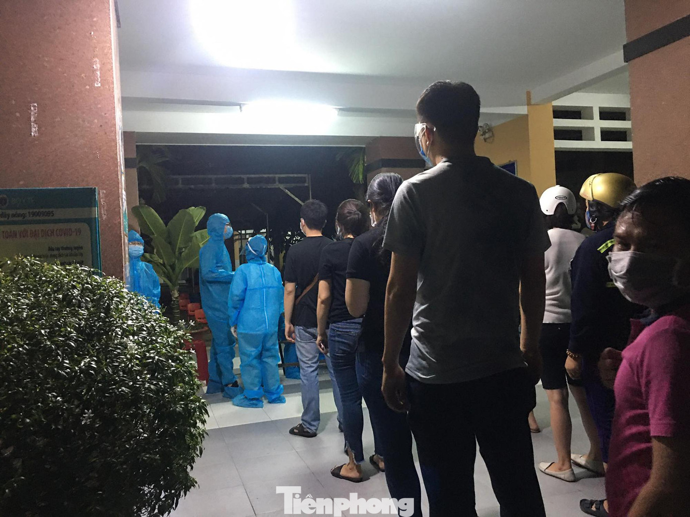 Theo đó, cán bộ, công chức, viên chức và người lao động thuộc các sở, ban, ngành Thành phố, UBND TP Thủ Đức và các quận huyện, UBND các phường xã, thị trấn cư trú trên địa bàn quận Gò Vấp và phường Thạnh Lộc, quận 12 đang thực hiện Chỉ thị 16, thì giao thủ trưởng đơn vị phân công, giao việc và tạo điều kiện cho cán bộ, công chức, viên chức, người lao động được làm việc tại nhà.