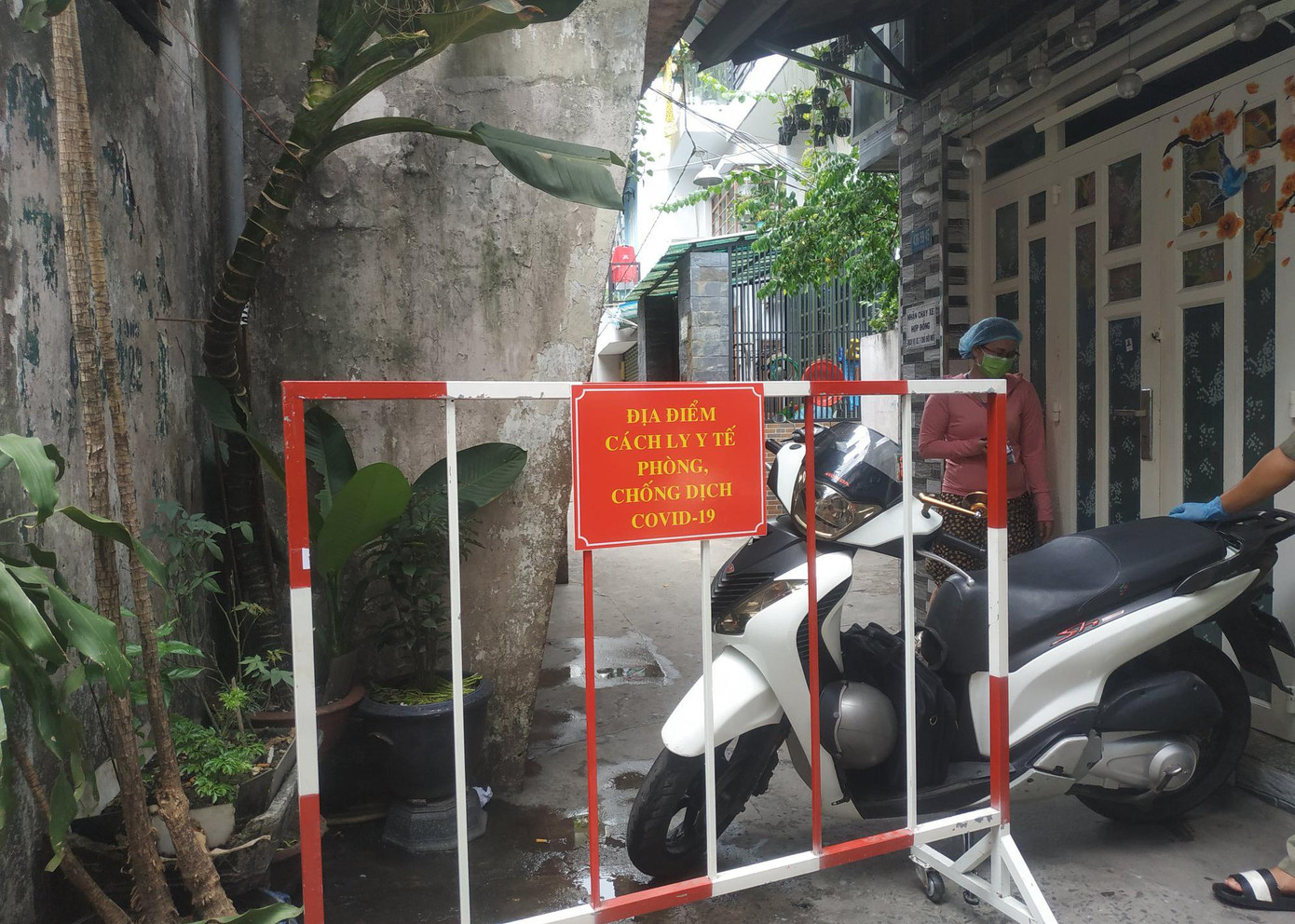 Sau quá trình truy vết, ngành y tế đã xác định được 9 trường hợp F1 sống cùng khu nhà trọ với ca nghi nhiễm, 22 trường hợp sống tại các nhà liền kề sẽ được lấy mẫu đơn xét nghiệm và hơn 270 trường hợp người dân sống trong cùng con hẻm sẽ được lấy mẫu gộp.