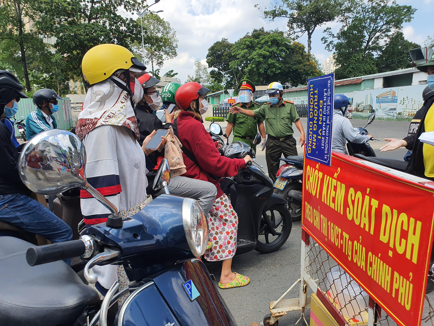 Lực lượng chức năng phải vất vả đội nắng giữa trưa để điều tiết giao thông, hướng dẫn người dân khai báo y tế. Lực lượng chức năng phải vất vả đội nắng giữa trưa để điều tiết giao thông, hướng dẫn người dân khai báo y tế.