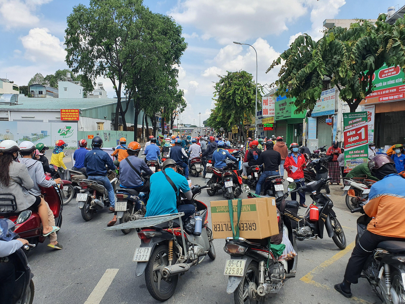 Dù vào thời điểm giữa trưa, ít phương tiện lưu thông nhưng vẫn có nhiều người tập trung tại các chốt để khai báo y tế. Dù vào thời điểm giữa trưa, ít phương tiện lưu thông nhưng vẫn có nhiều người tập trung tại các chốt để khai báo y tế.