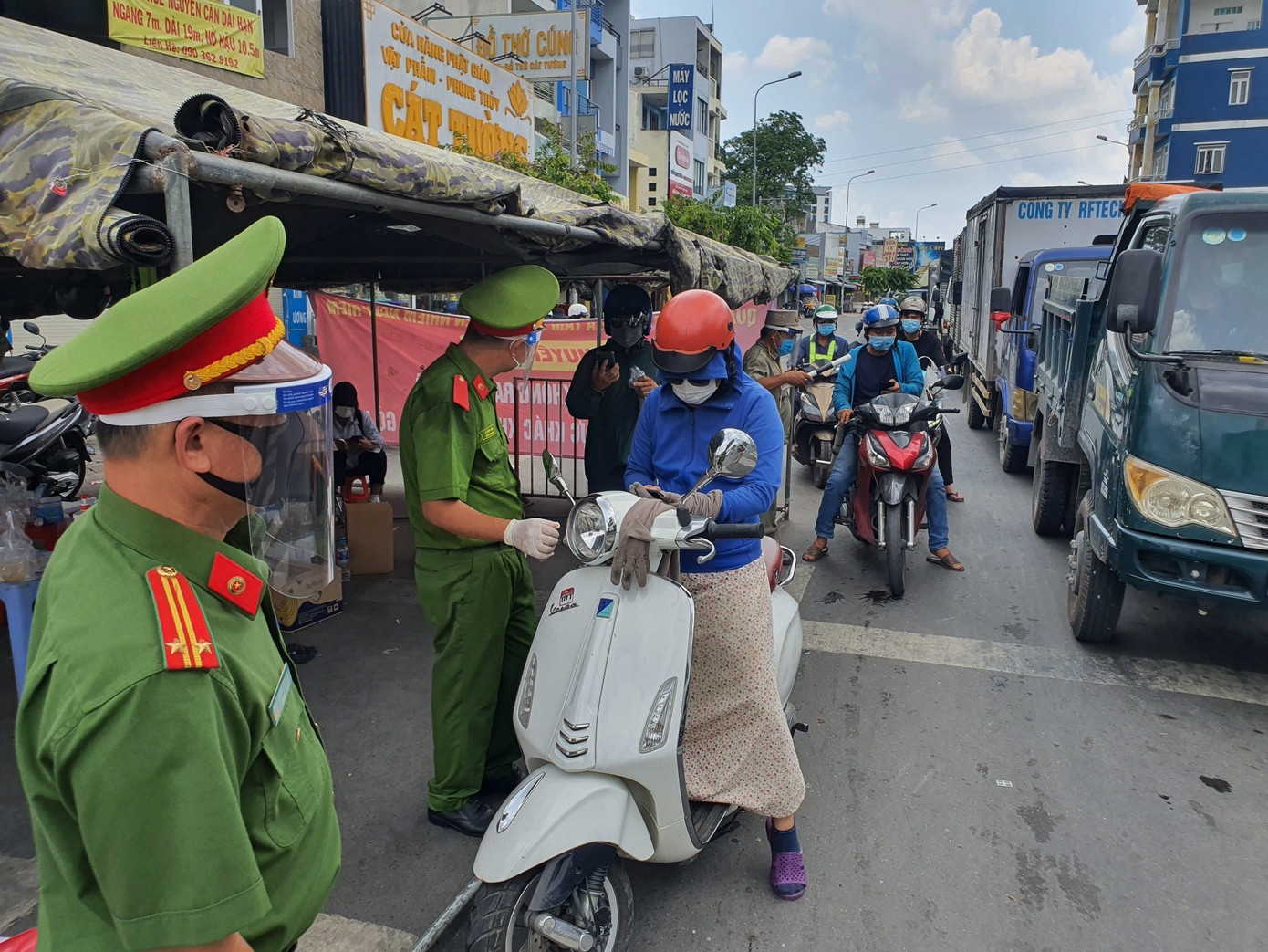 Tại các chốt kiểm soát, lực lượng chức năng tiến hành kiểm tra khai báo y tế online đối với người dân lưu thông qua trạm. Tại các chốt kiểm soát, lực lượng chức năng tiến hành kiểm tra khai báo y tế online đối với người dân lưu thông qua trạm.