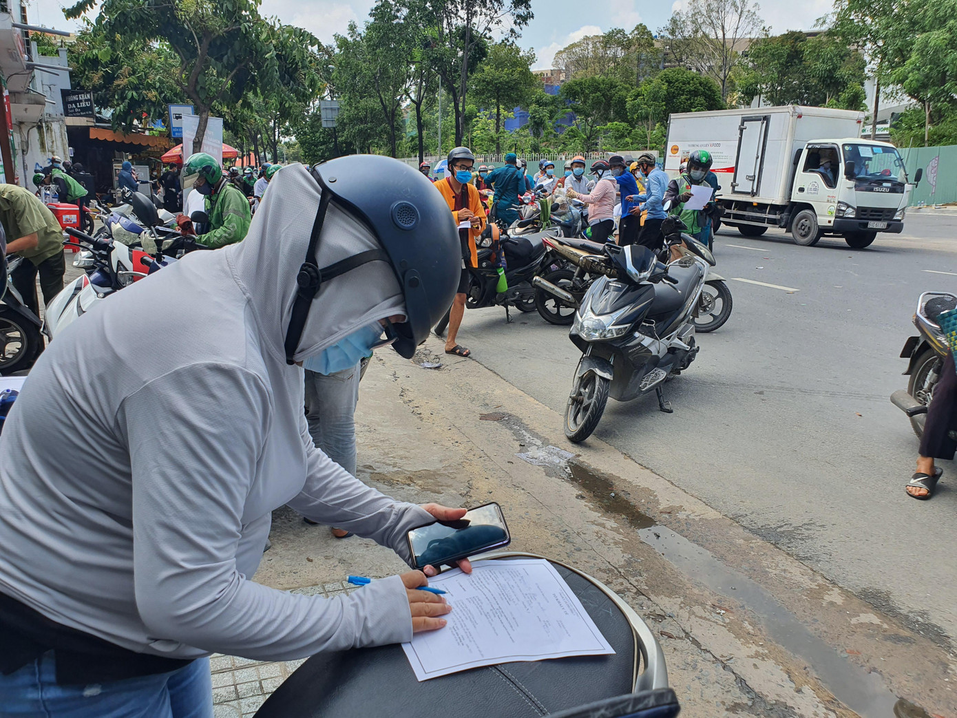 Tuy nhiên, nhiều người dân có điện thoại không quét được mã QR nên phải khai báo y tế trên giấy. Tuy nhiên, nhiều người dân có điện thoại không quét được mã QR nên phải khai báo y tế trên giấy.